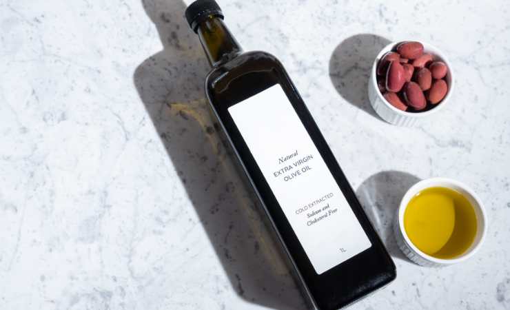 Olio in bottiglia scura