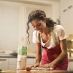Donna cucina un dolce