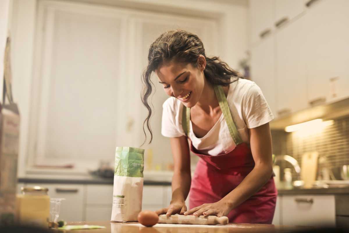 Donna cucina un dolce