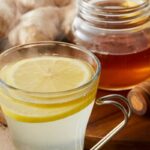 Miele bicchiere con acqua e limone