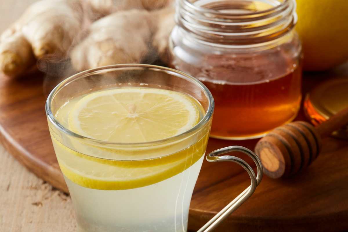 Miele bicchiere con acqua e limone