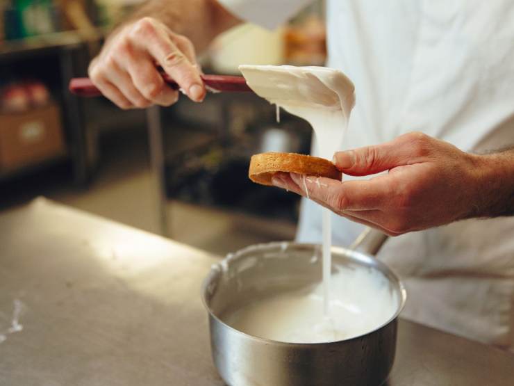 cuoco che prepara ;a crema cacio e pepe