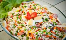 insalata di riso con uova sode e pomodoro
