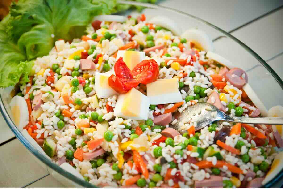 insalata di riso con uova sode e pomodoro