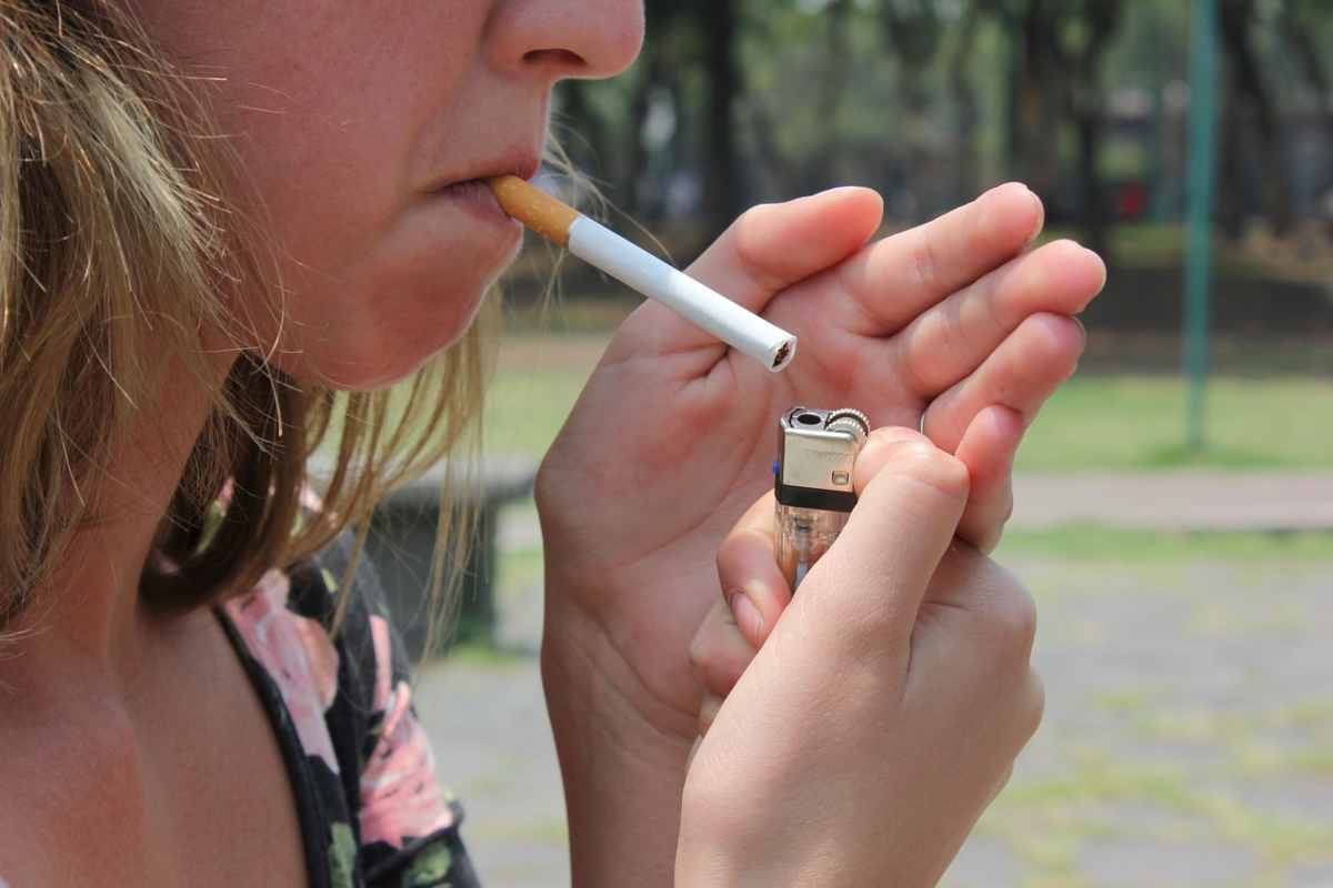 Ragazza si accende una sigaretta
