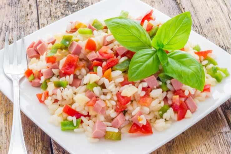 insalata di riso con ciuffo di basilico