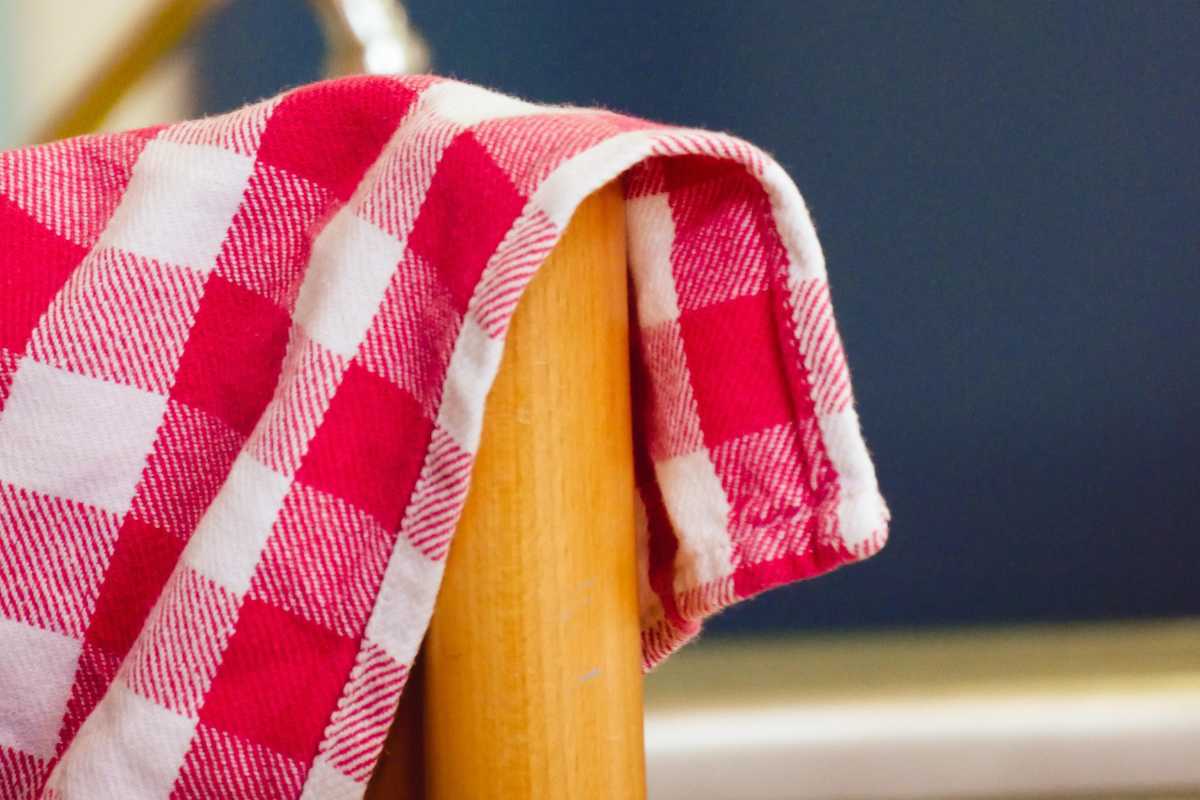 Strofinaccio posizionato su una sedia