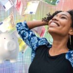Ragazza felice e pioggia di soldi