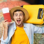 Valigia in spalla e passaporto