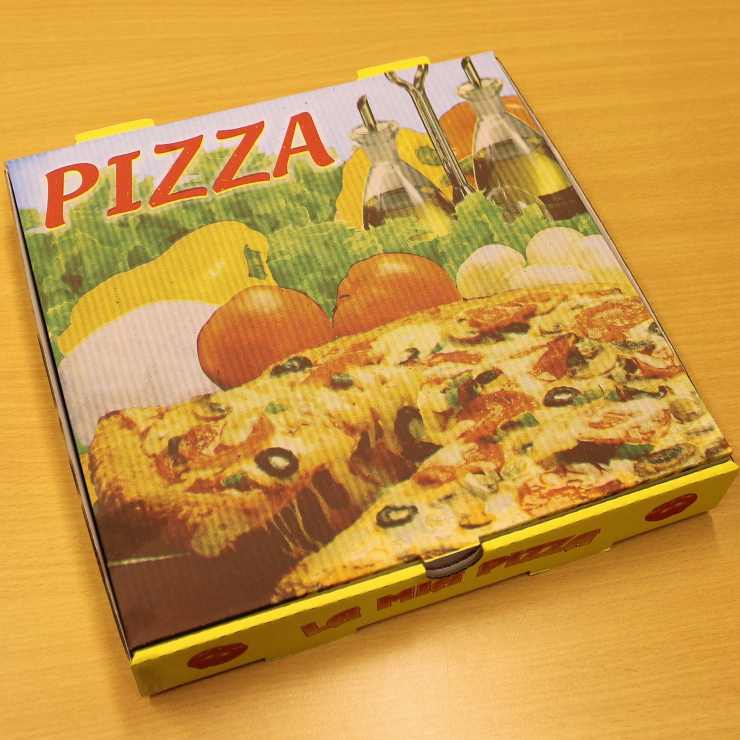 La pizza nella scatola di cartone
