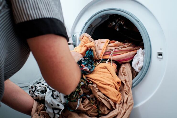 Donna ritira bucato dalla lavatrice
