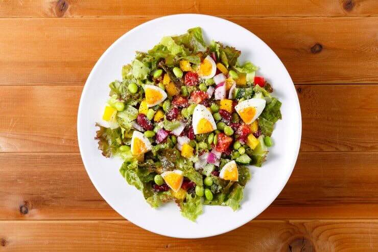 Insalata con piselli, uova sode, pomodori